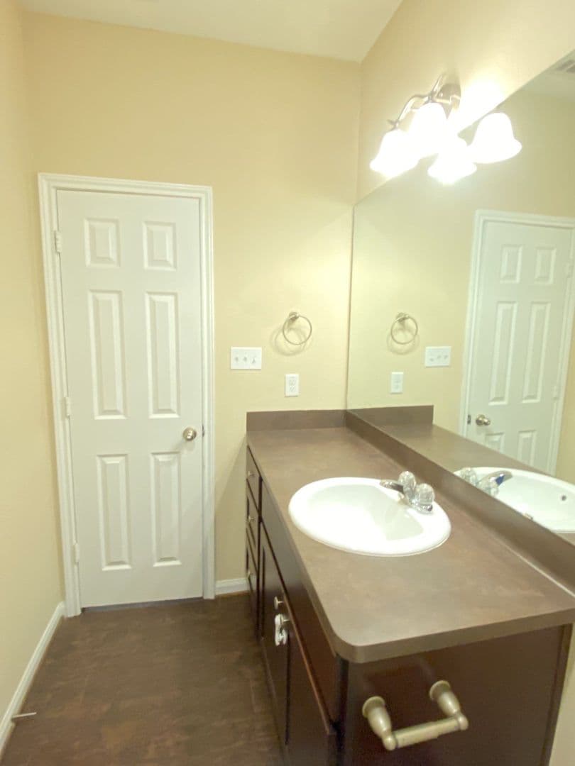 New Caney House: 618 Shady Lake Dr