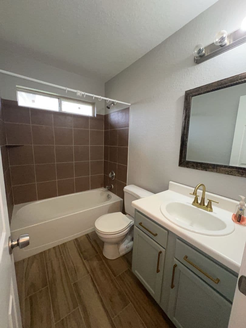 Houston House: 3634 Du Bois St