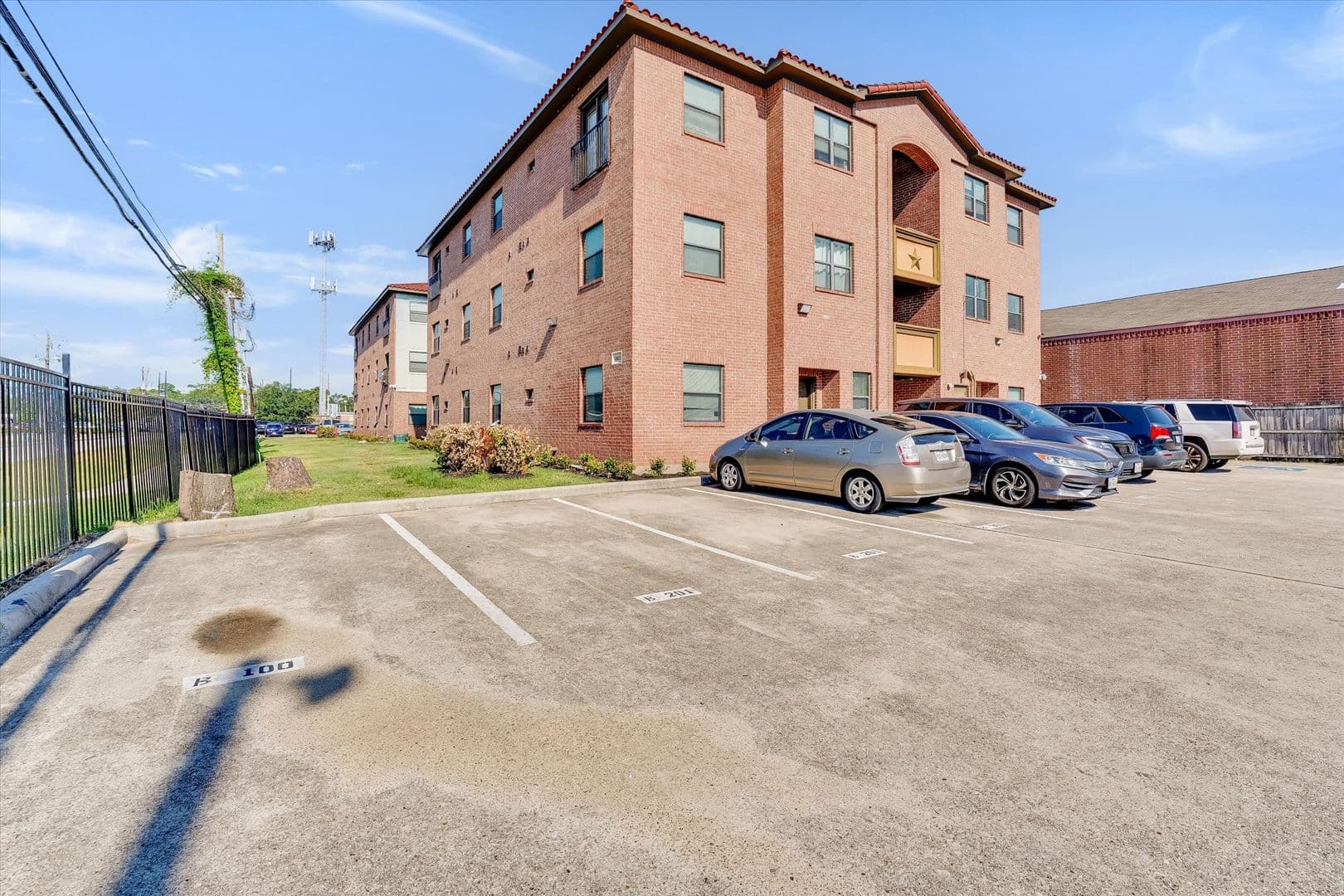 Houston Apartment: 10102 Neuens Rd