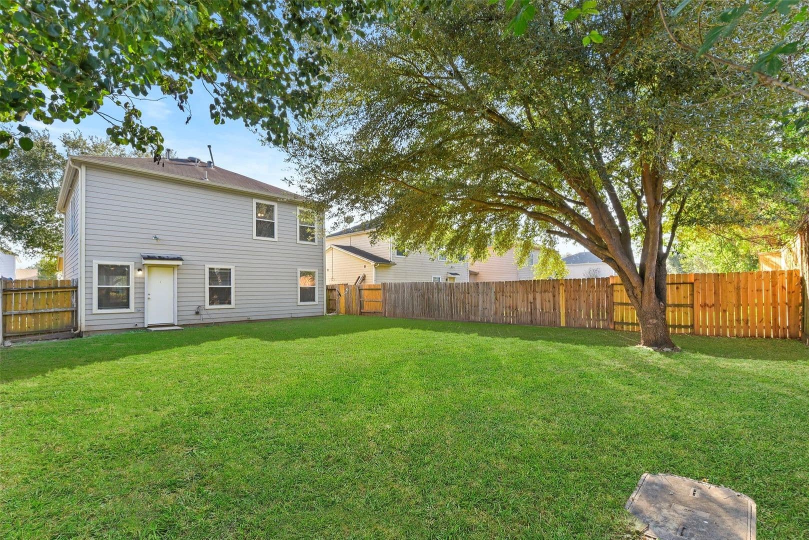 Houston House: 822 Grand Plains Dr