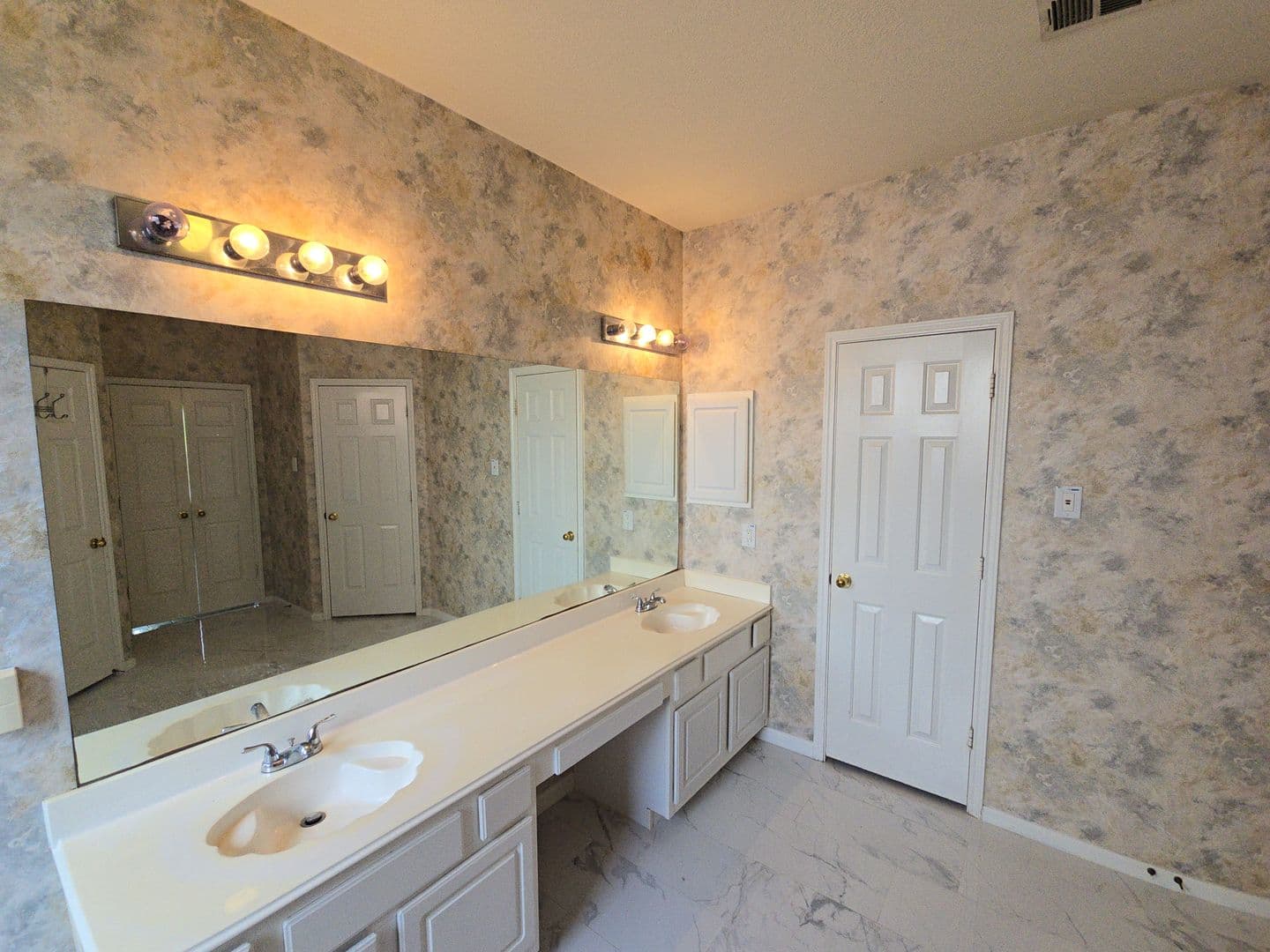 Houston House: 1627 Park Harbor Estates Dr