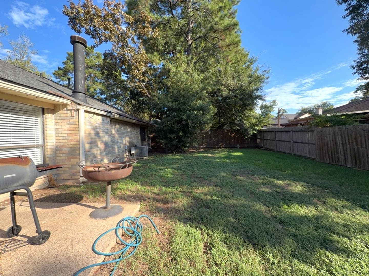 Conroe House: 218 Bedford Ln