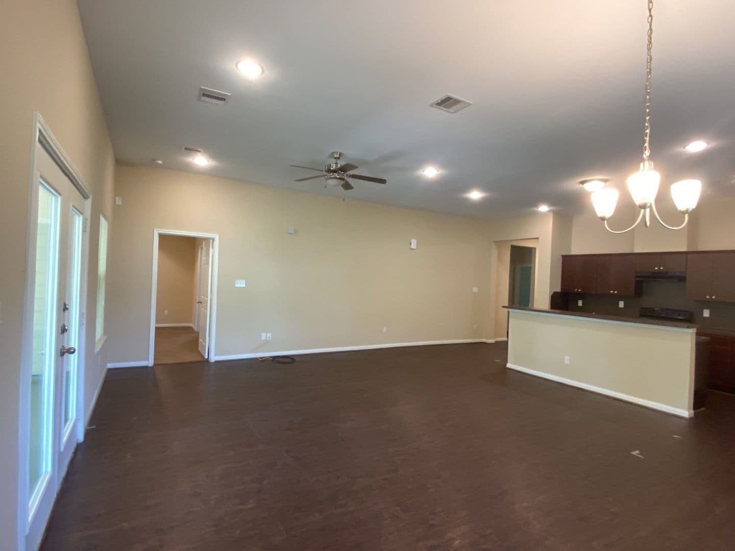 New Caney House: 618 Shady Lake Dr