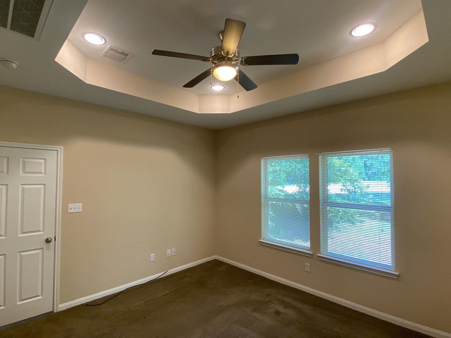 New Caney House: 618 Shady Lake Dr