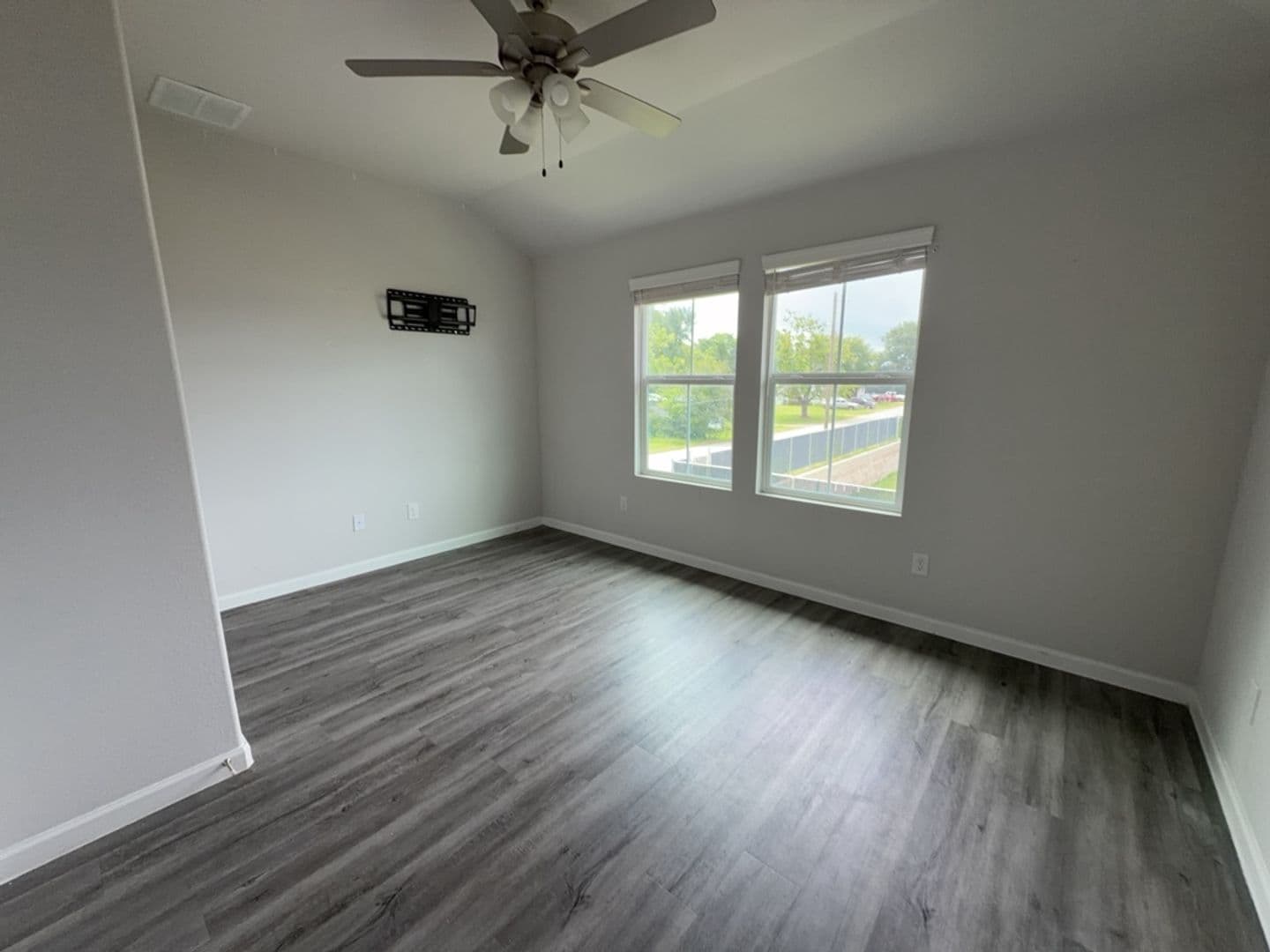 Willis Apartment: 501 Hines Ave