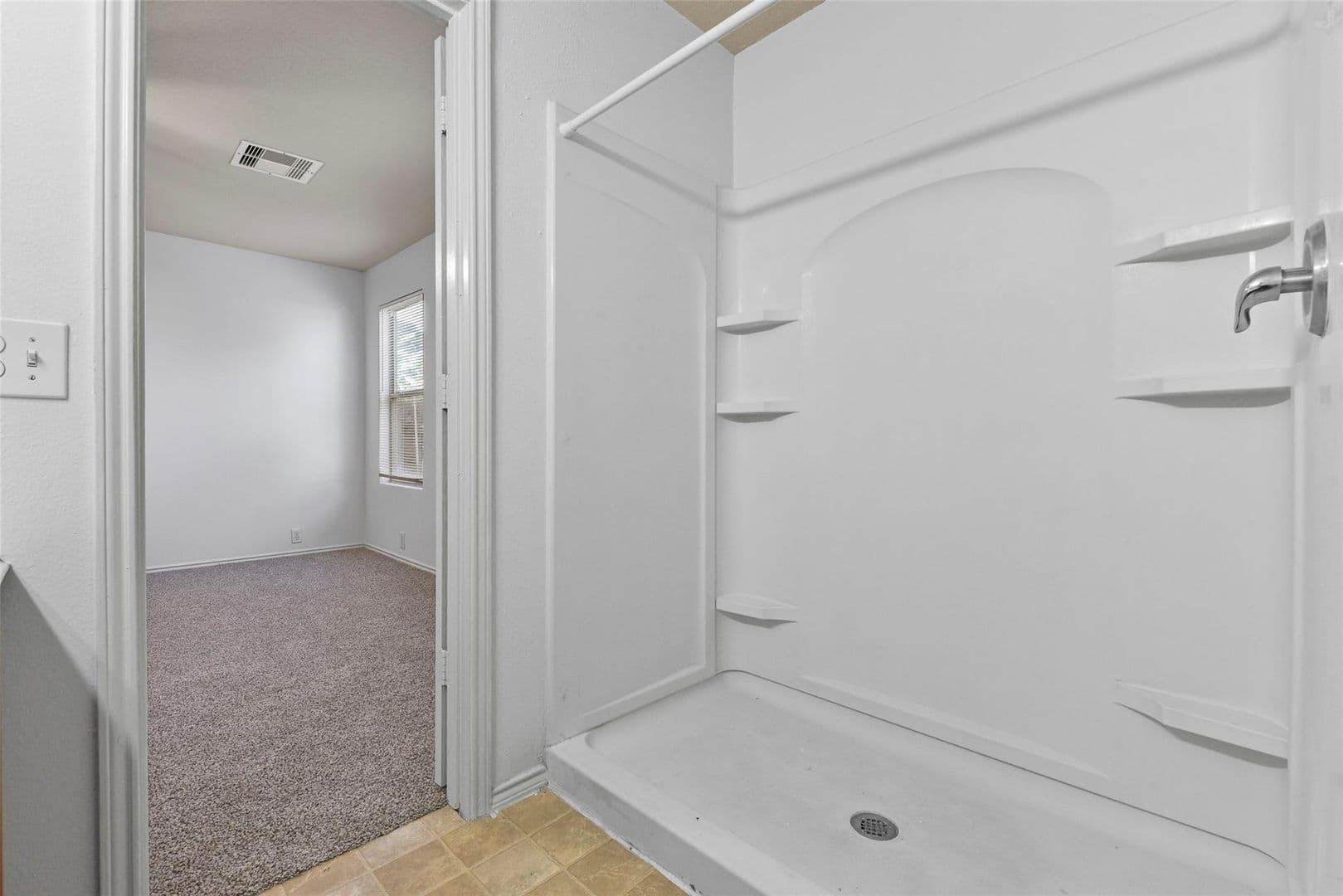 Houston House: 822 Grand Plains Dr