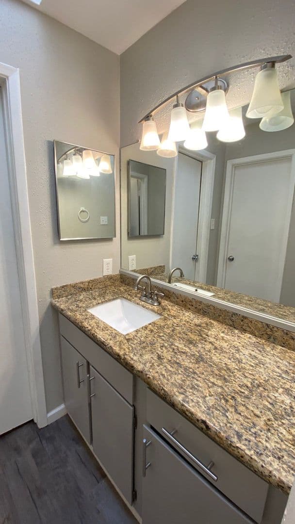 Houston House: 6633 W Airport Blvd #1308