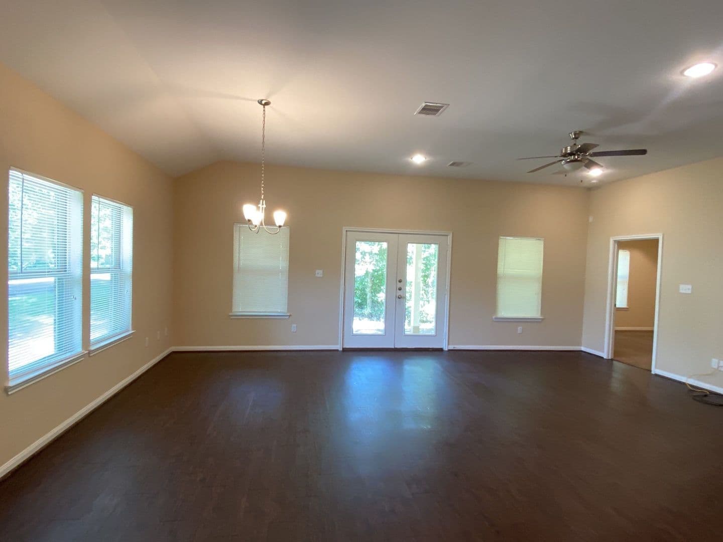 New Caney House: 618 Shady Lake Dr