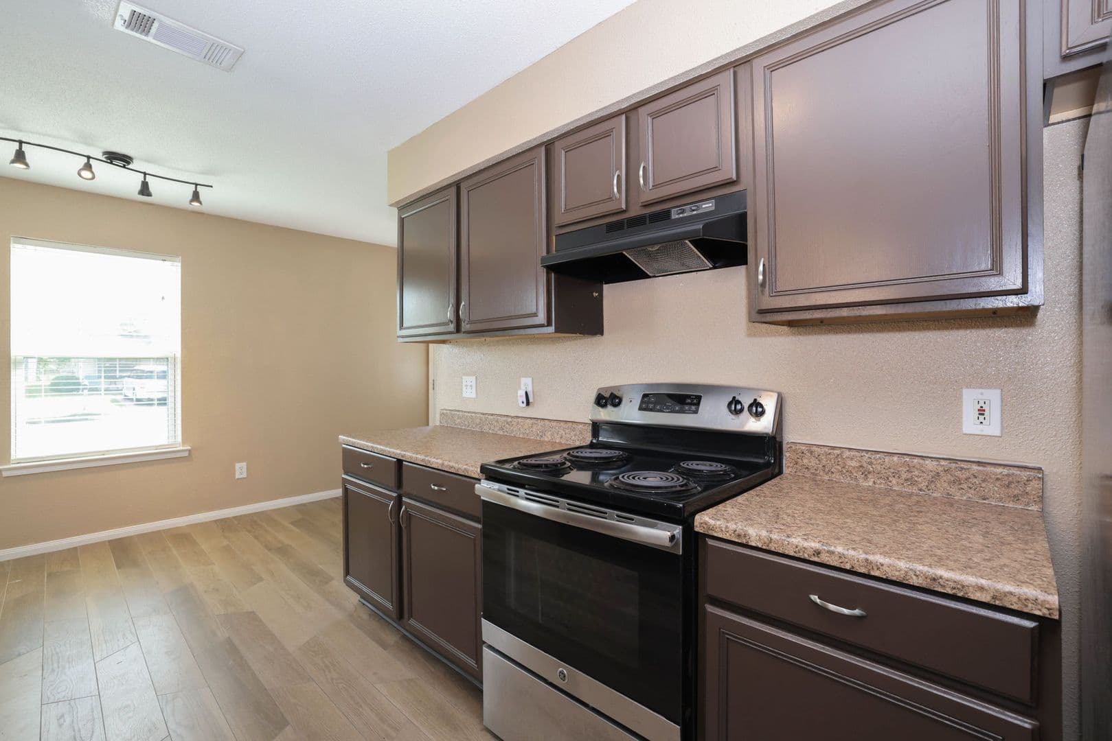 Houston House: 9815 Caballero Dr