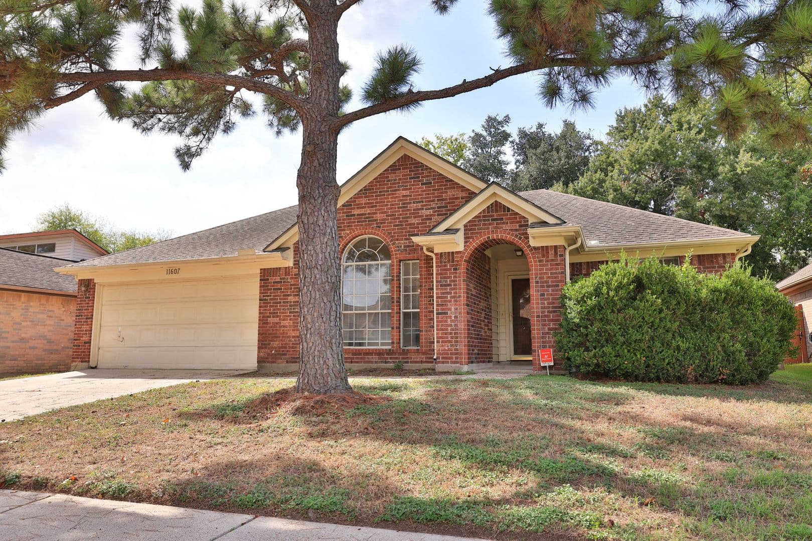 Houston House: 11607 Lennington Dr