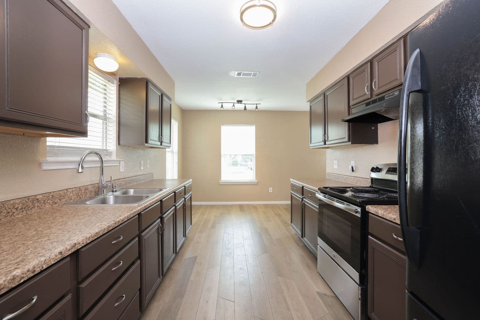 Houston House: 9815 Caballero Dr