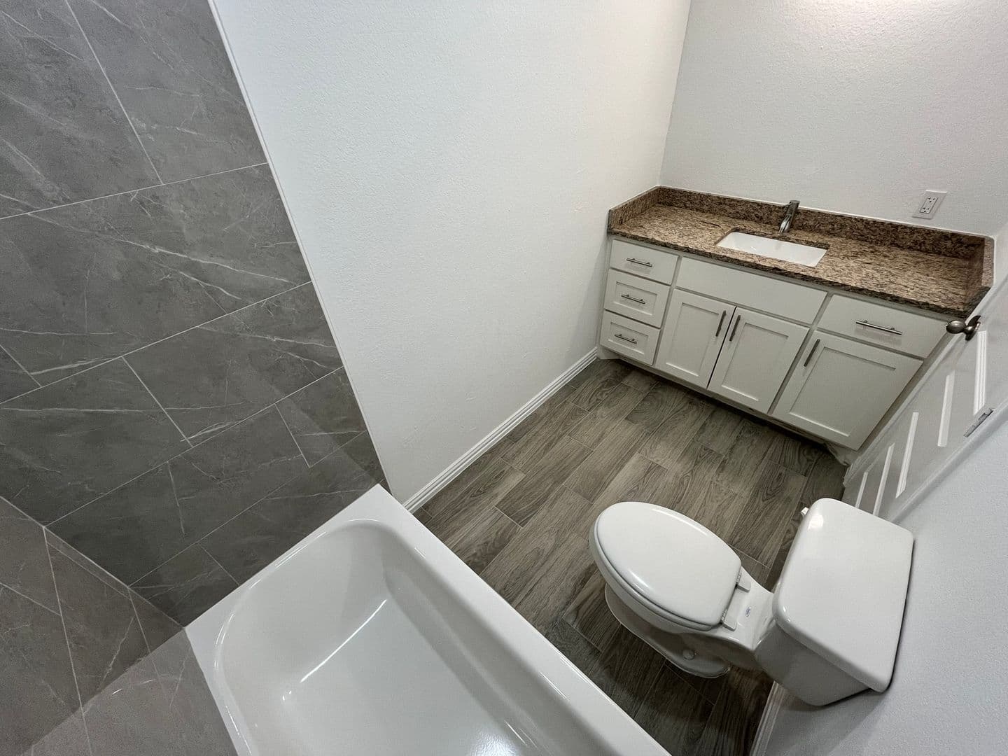 Houston House: 5706 Howell St Unit B