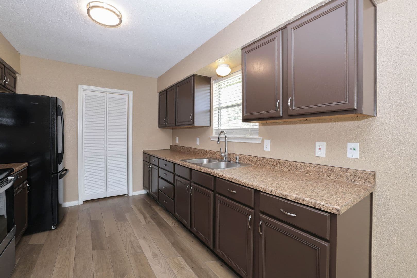 Houston House: 9815 Caballero Dr