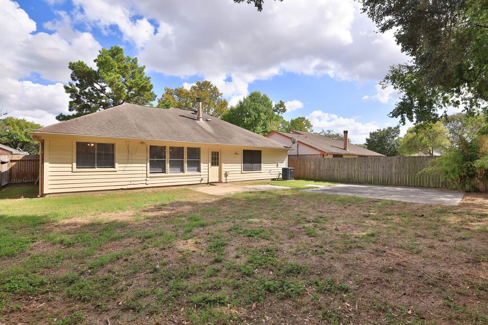 Houston House: 11607 Lennington Dr