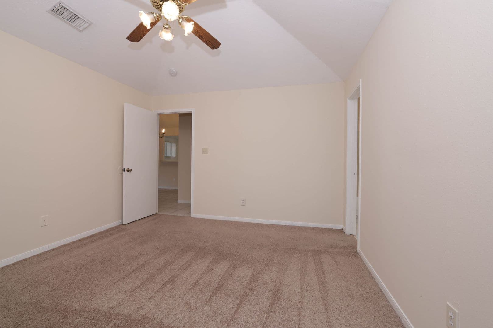 Houston House: 11607 Lennington Dr