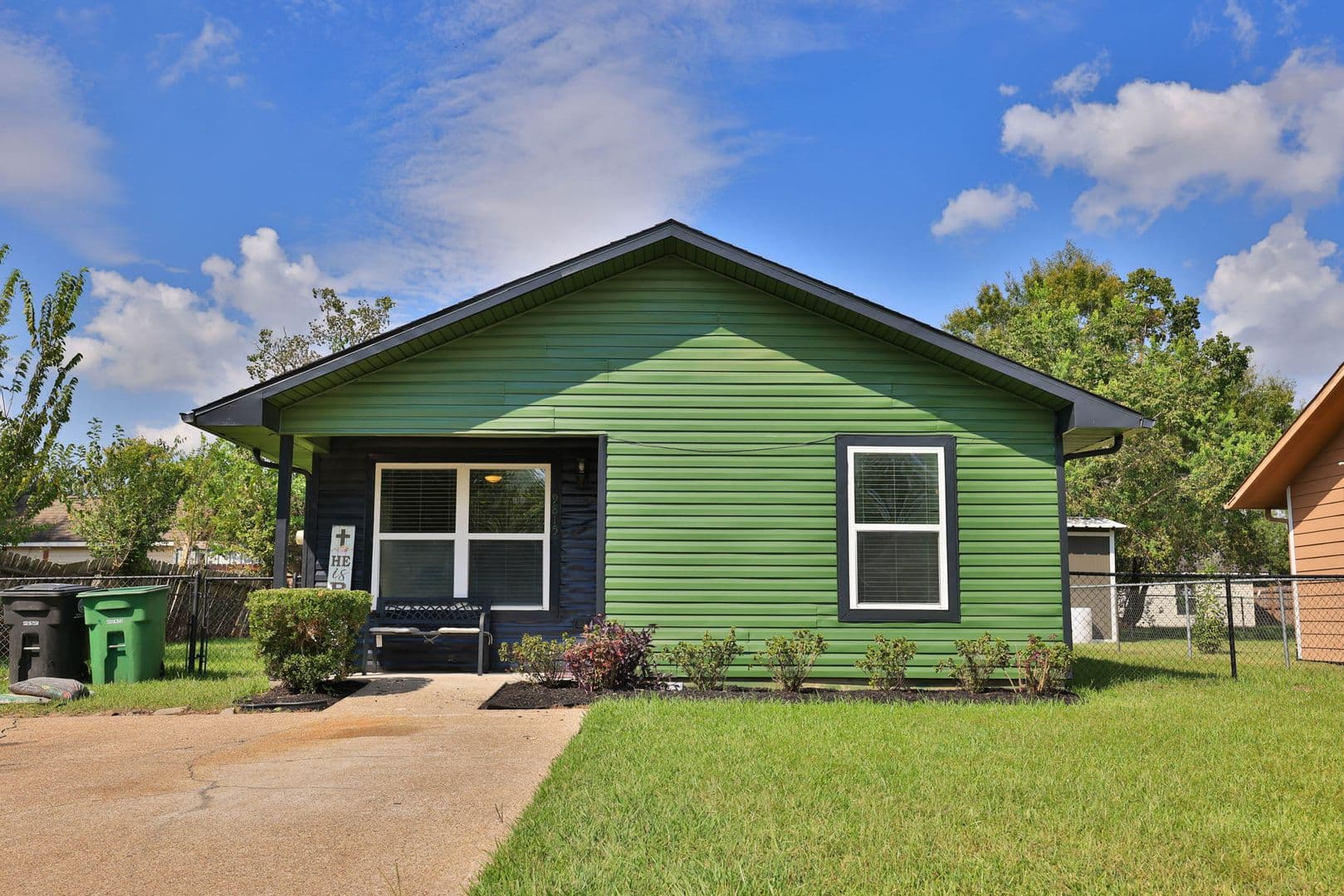 Houston House: 9815 Caballero Dr