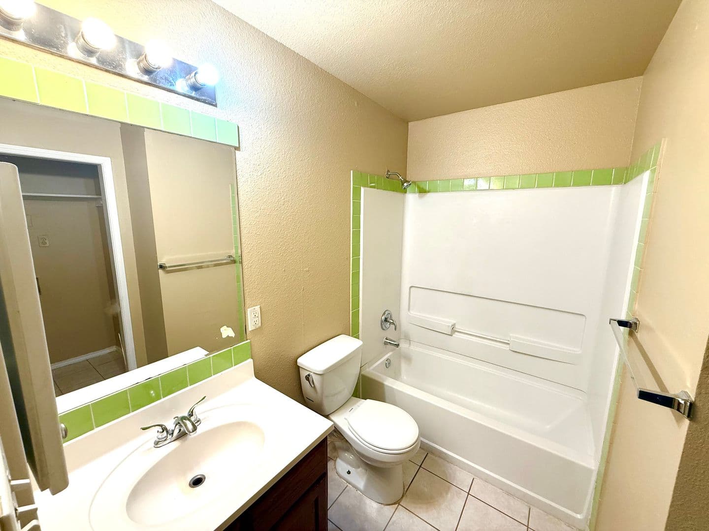 San Antonio House: 424 Amires Pl