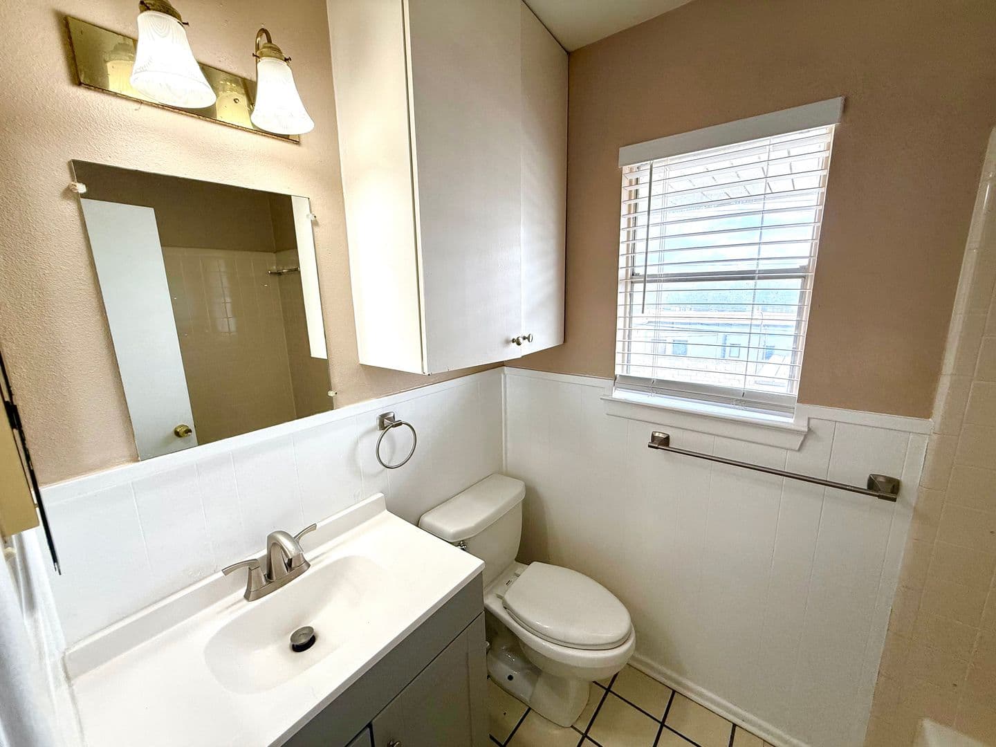 San Antonio House: 113 E Silver Sands