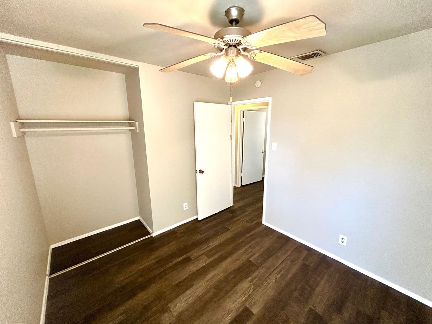 Universal City House: 206 Northview Dr.