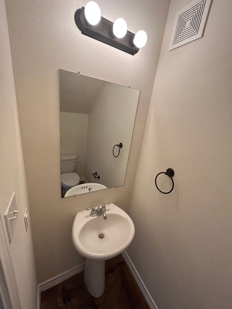 Universal City Apartment: 622 Meadow Arbor Lane