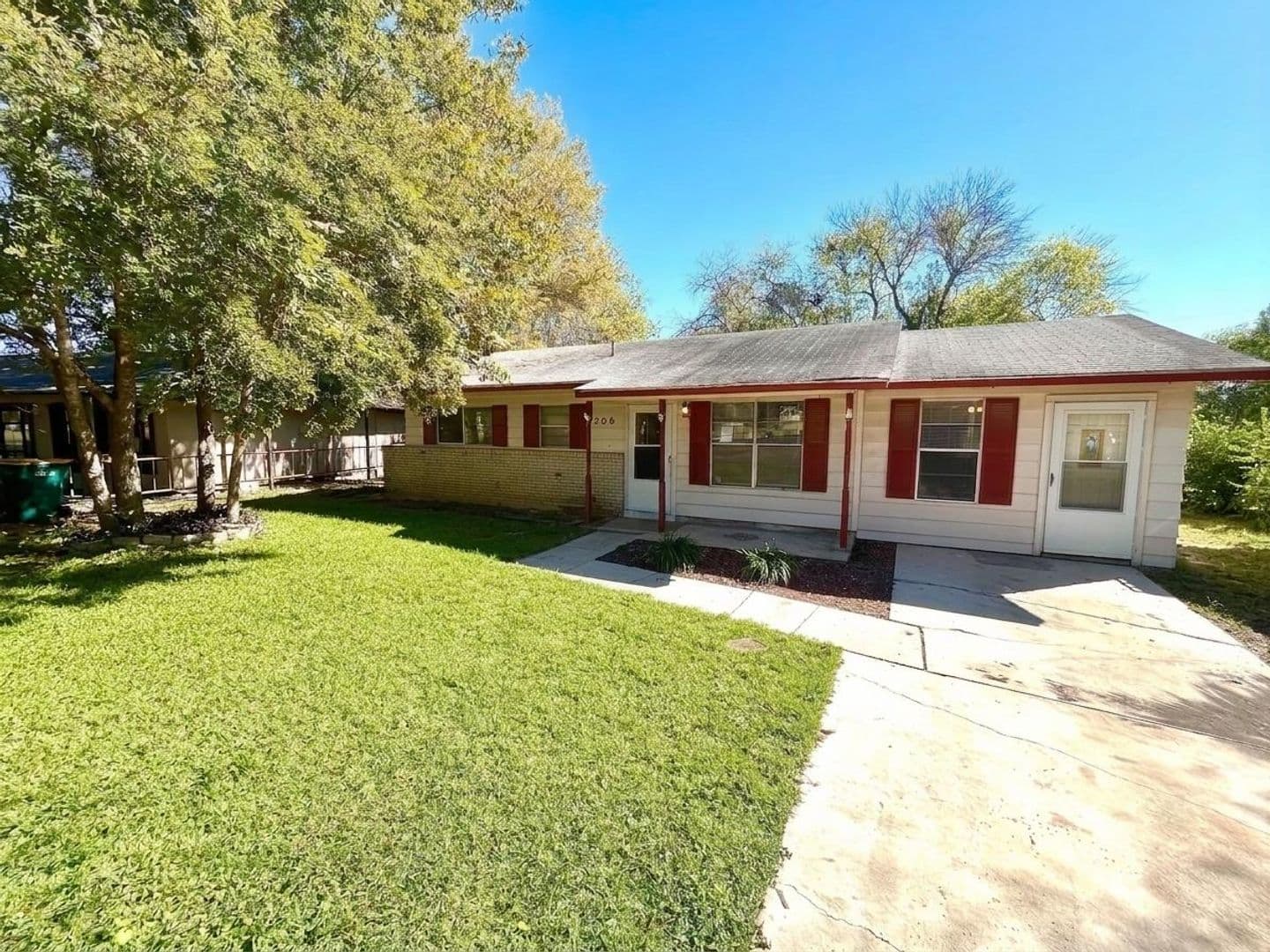 Universal City House: 206 Northview Dr.