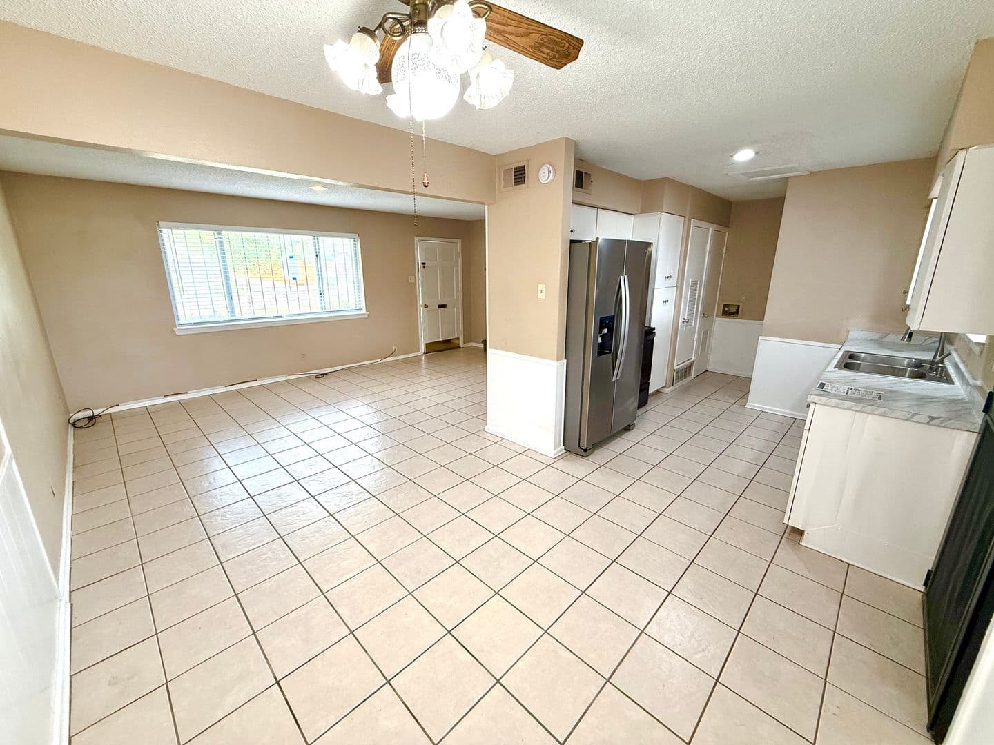 San Antonio House: 113 E Silver Sands