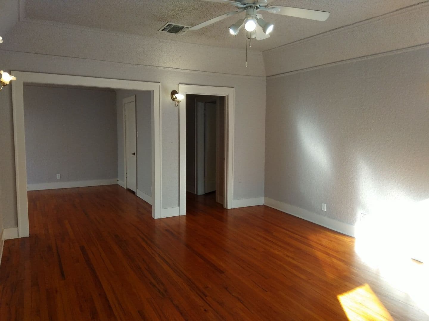 San Antonio House: 1743 W Summit