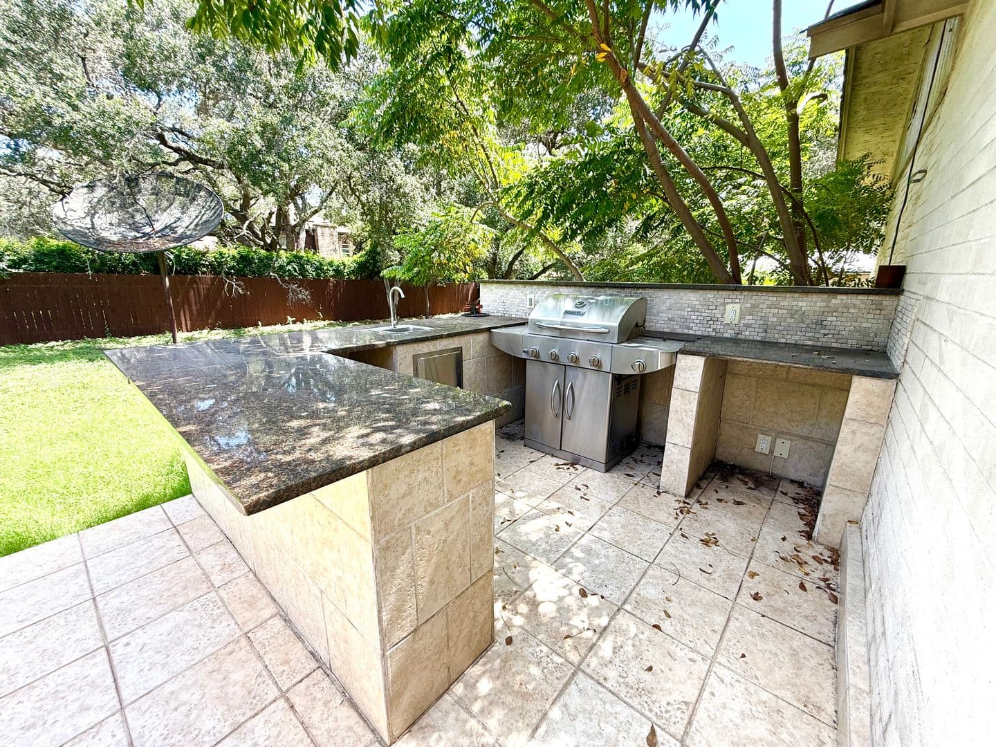San Antonio House: 219 Rua De Matta Street