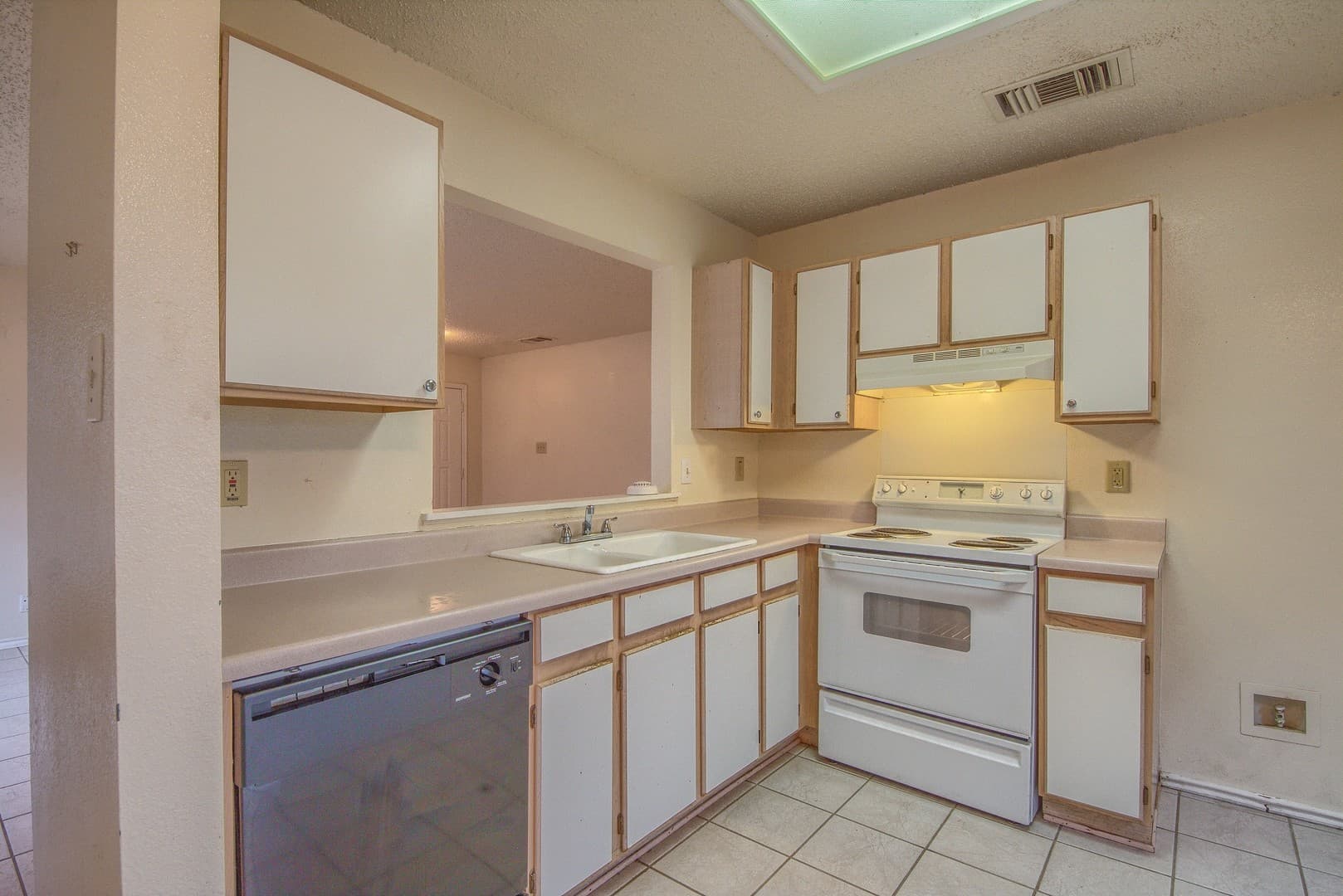 San Antonio House: 7611 Scenic Glade