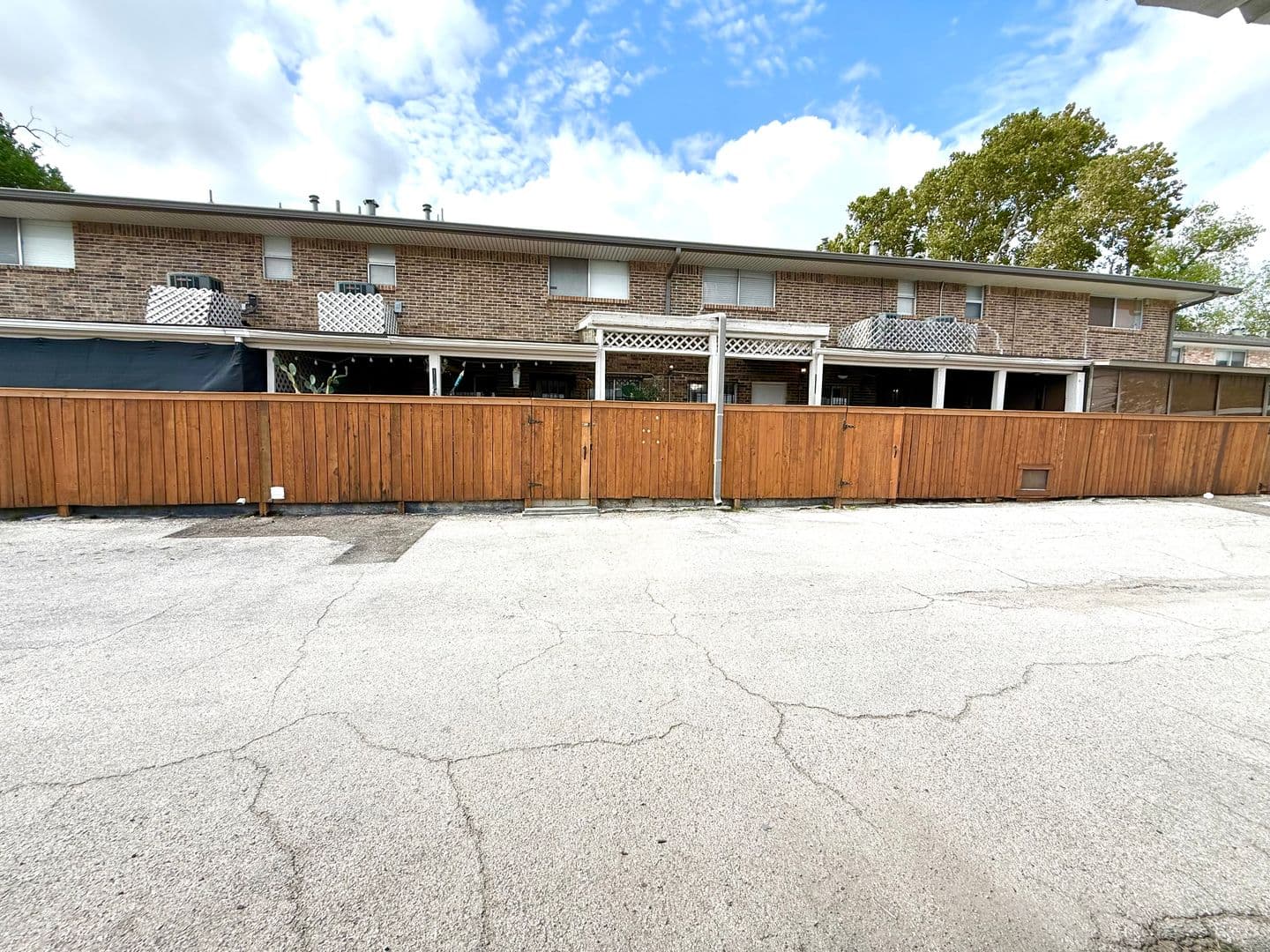 San Antonio House: 113 E Silver Sands