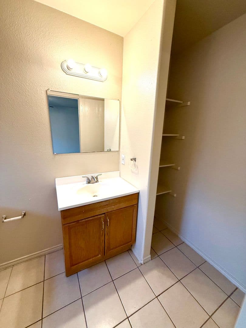 San Antonio House: 7568 Oak Chase