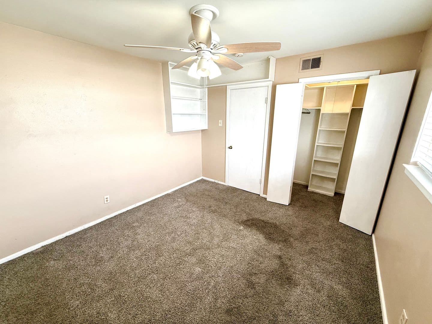 San Antonio House: 113 E Silver Sands