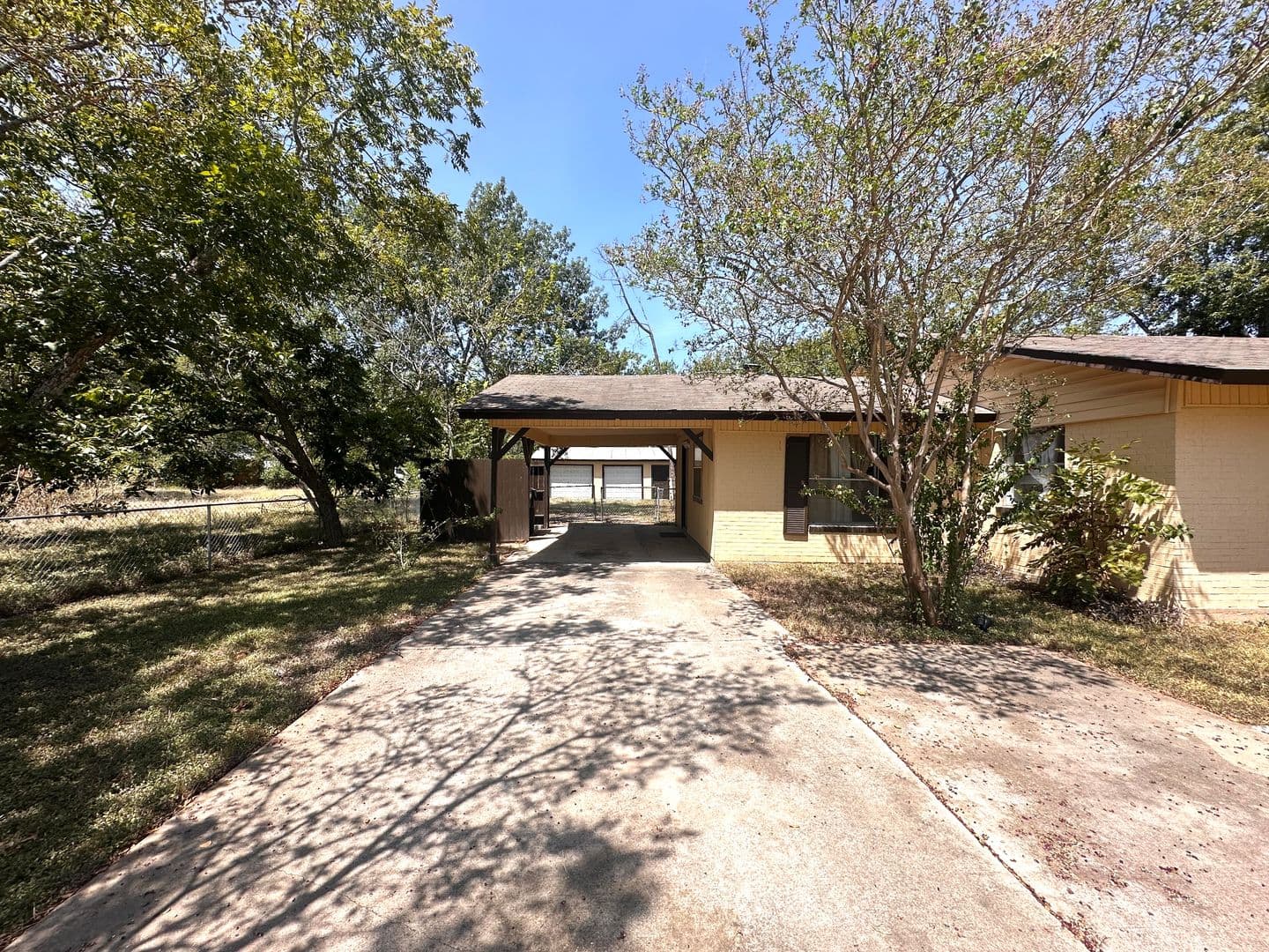 Buda House: 400 Sun Bonnet Dr