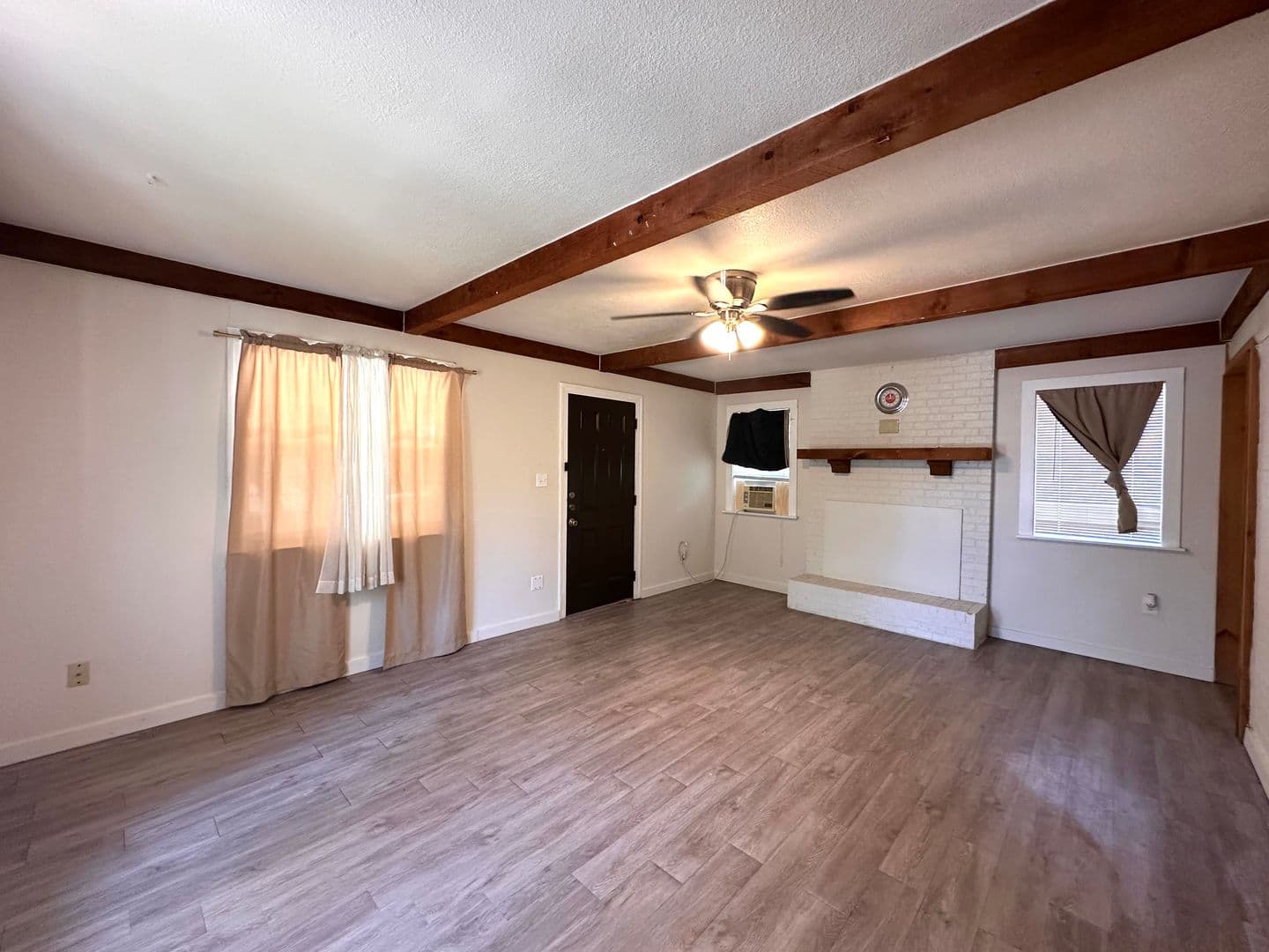 Buda House: 400 Sun Bonnet Dr