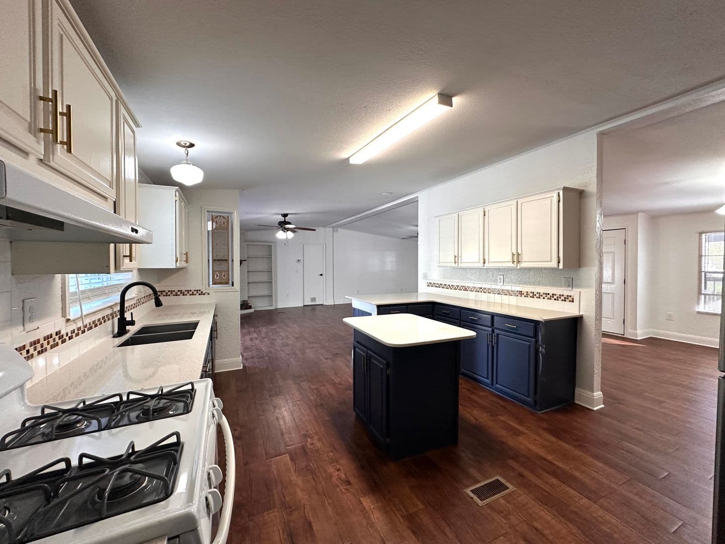 Cedar Park House: 305 N Cougar Ave