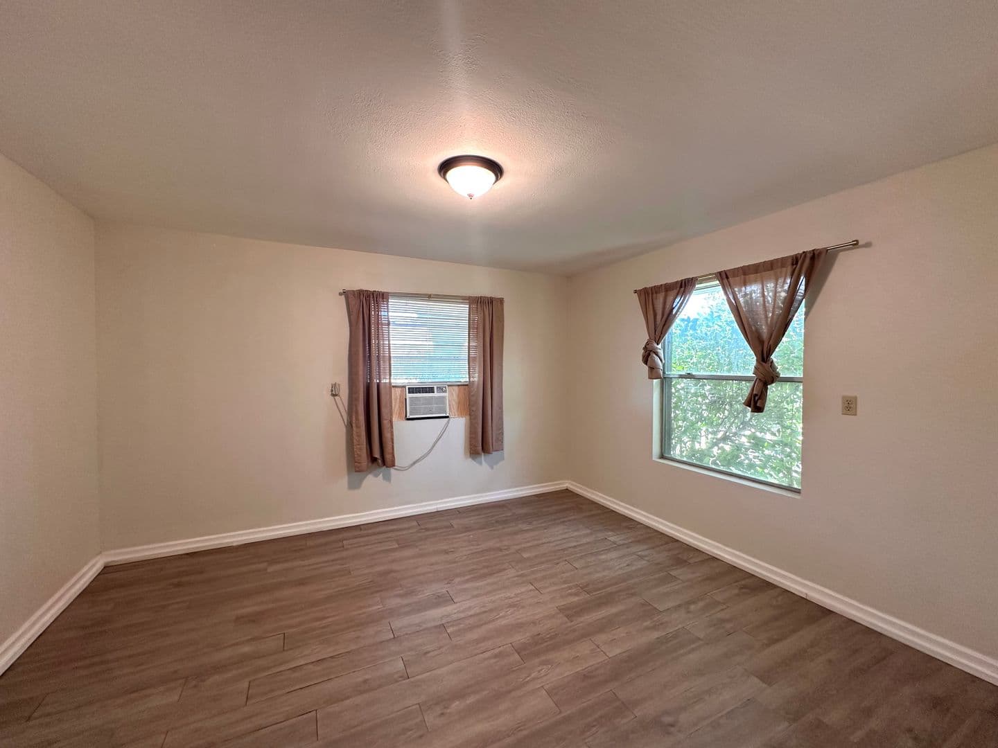 Buda House: 400 Sun Bonnet Dr