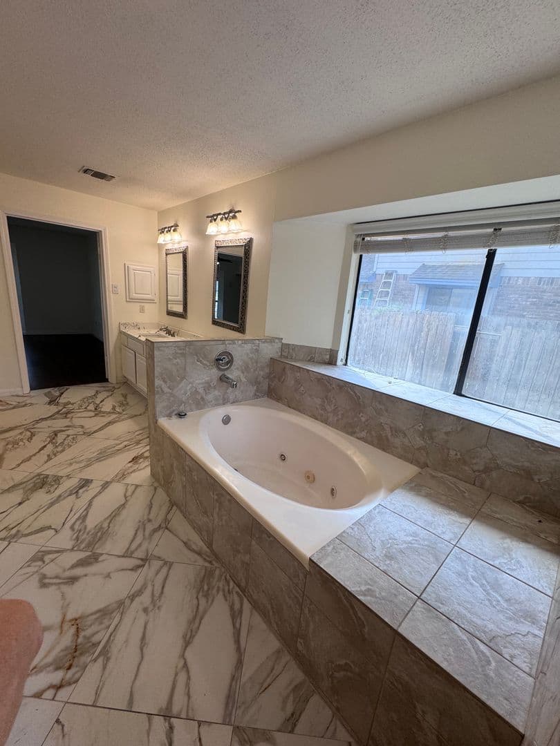 Pflugerville House: 306 Applewood Dr