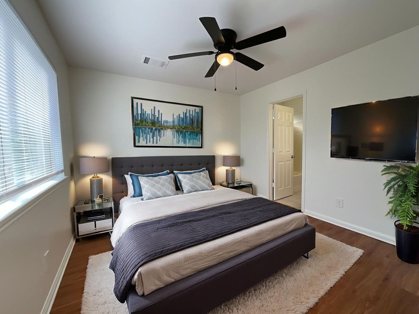 Horseshoe Bay Apartment: 400 Green Leaf