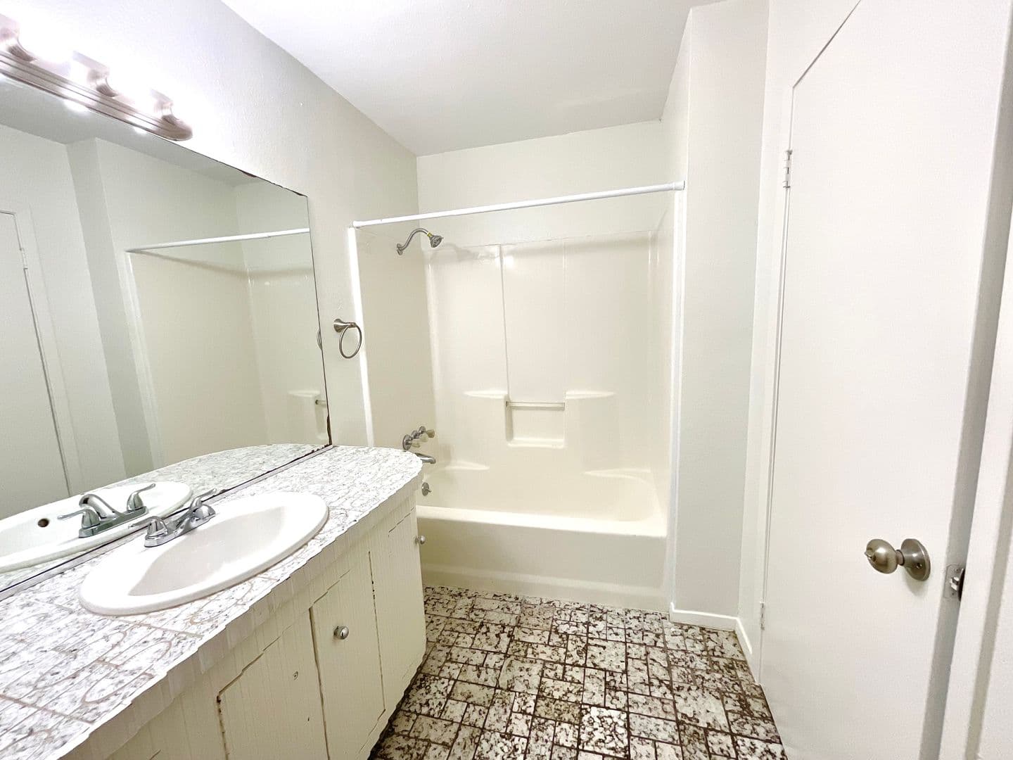 Horseshoe Bay Apartment: 400 Green Leaf