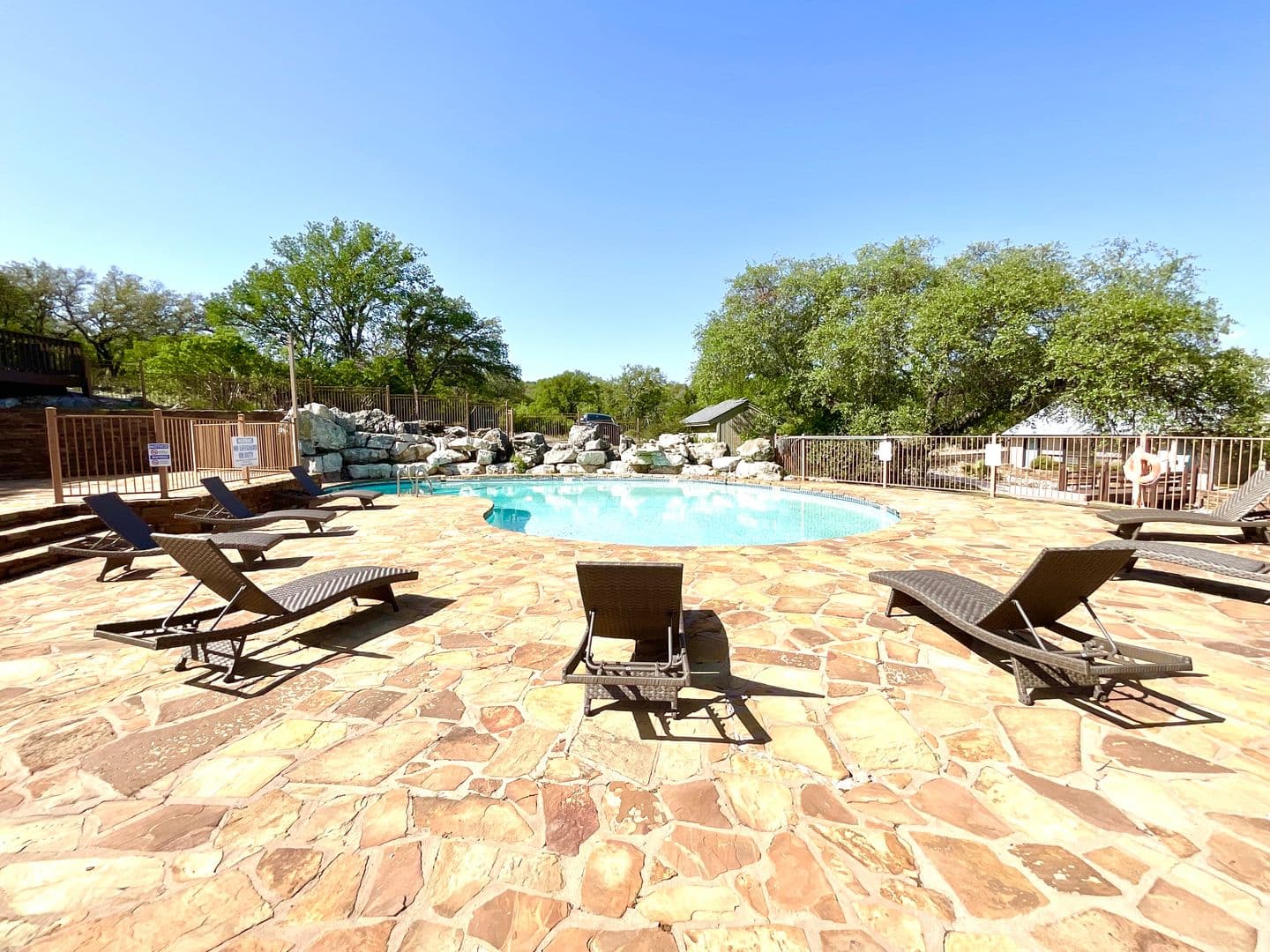 Horseshoe Bay Apartment: 400 Green Leaf