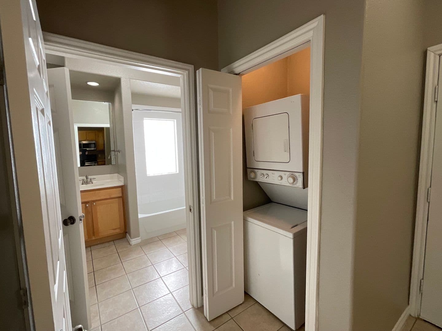 Horseshoe Bay Apartment: 400 Green Leaf
