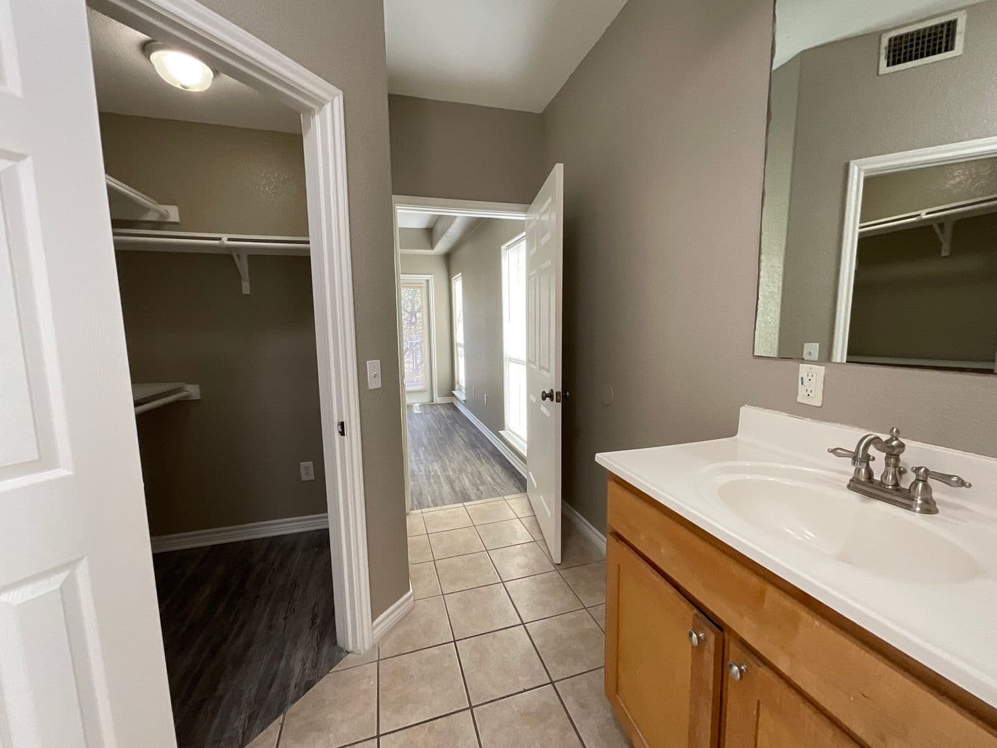 Horseshoe Bay Apartment: 400 Green Leaf
