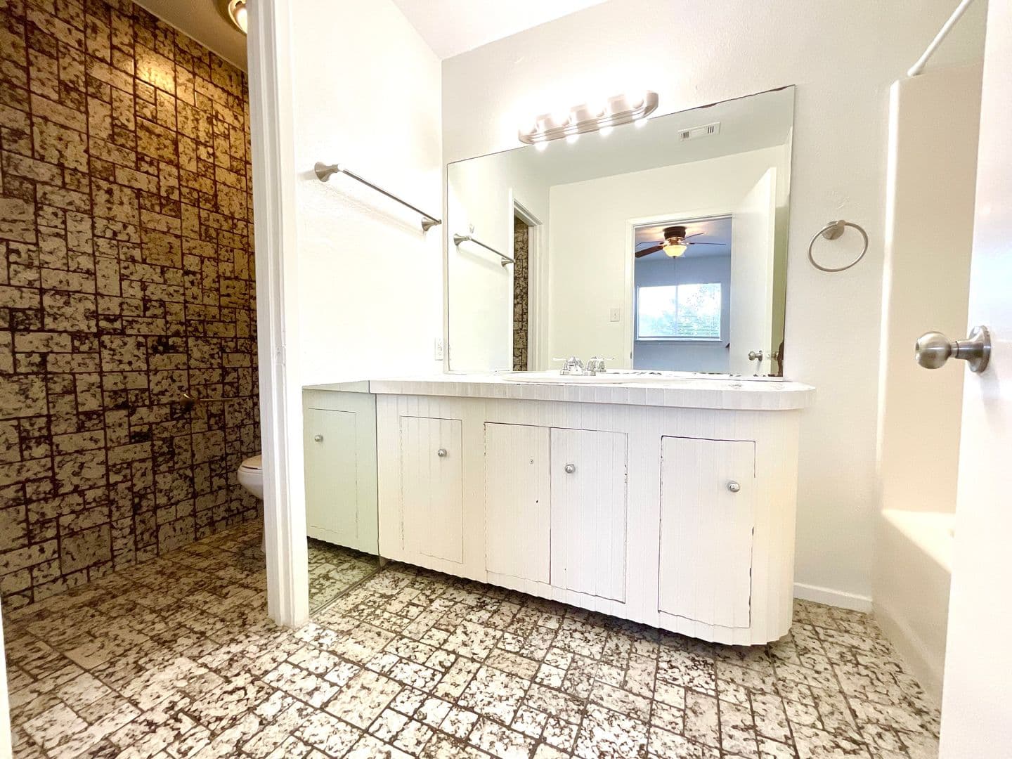 Horseshoe Bay Apartment: 400 Green Leaf