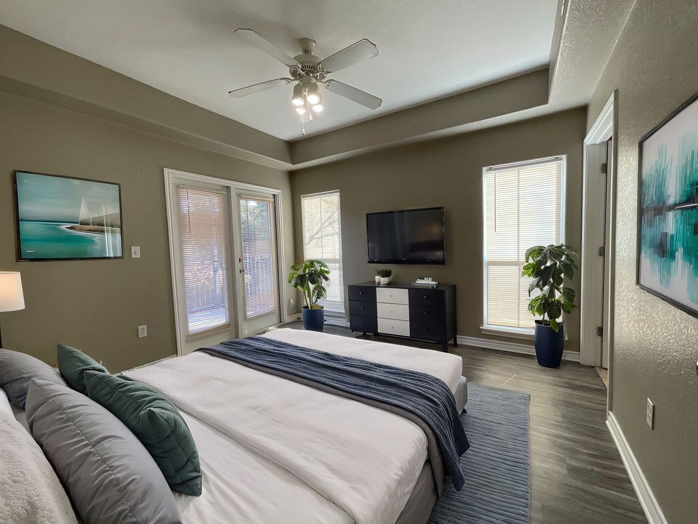 Horseshoe Bay Apartment: 400 Green Leaf