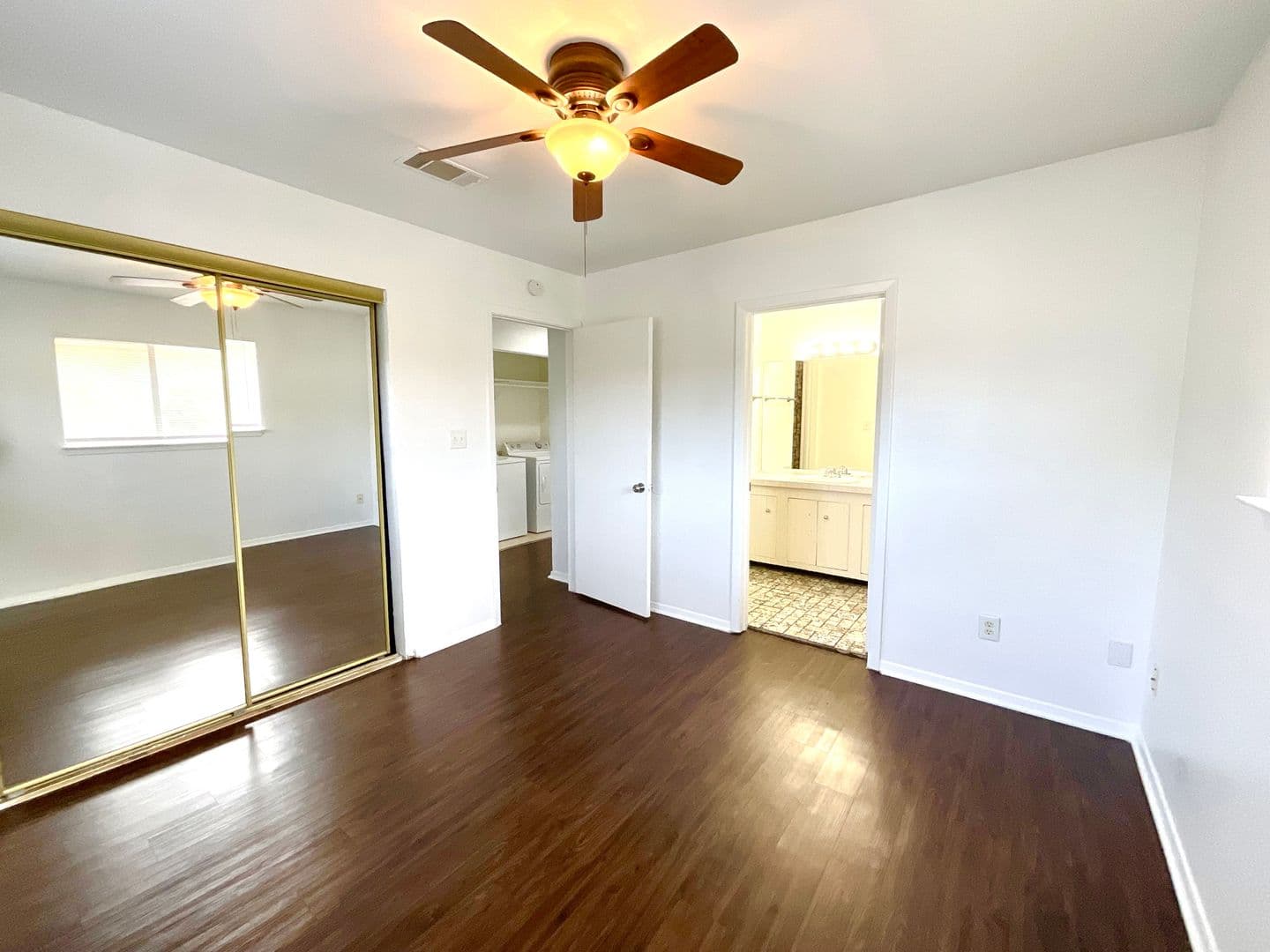 Horseshoe Bay Apartment: 400 Green Leaf