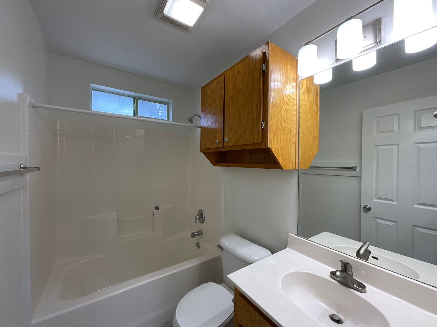 Horseshoe Bay Apartment: 400 Green Leaf