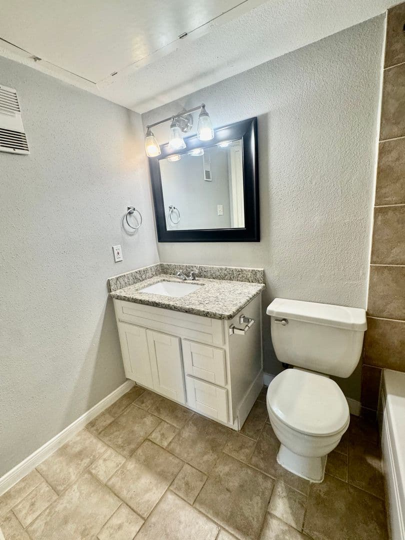 Houston Condo: 2425 Augusta Dr