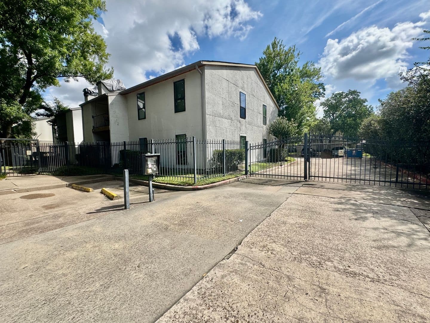 Houston Condo: 2425 Augusta Dr