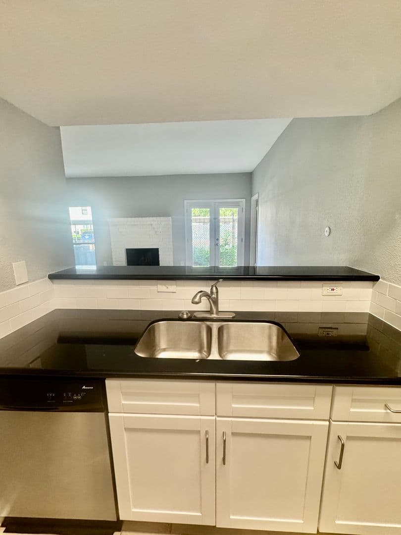 Houston Condo: 2425 Augusta Dr