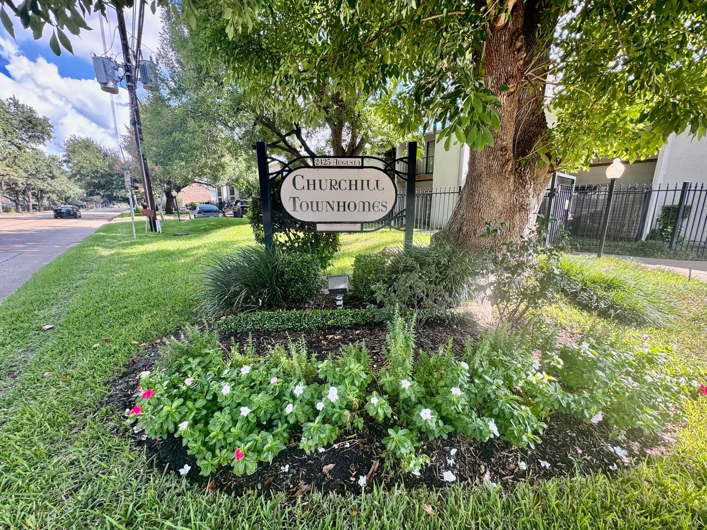 Houston Condo: 2425 Augusta Dr